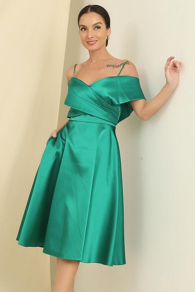 By Saygı Kleid aus Satin mit Seilriemen, gekreuztem Kragen auf der Rückseite, Schnürung, gefütterter Tasche und Draht