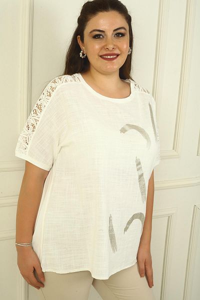 By Saygı Plus Size - Μπλούζα κοντομάνικη με λεπτομέρεια από δαντέλα και πλύσιμο