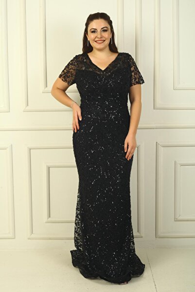 By Saygı فستان سهرة كبير الحجم مزين بالخرز ومطرز برقبة على شكل حرف V