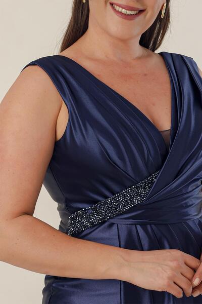 By Saygı Φόρεμα μακρύ σατέν φόρεμα με επένδυση σε μεγάλο μέγεθος με ντραπέ μπροστά και λεπτομέρεια με χάντρες