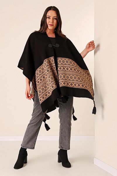By Saygı Ethnisch gemusterter Knochenponcho mit Quasten und Knöpfen