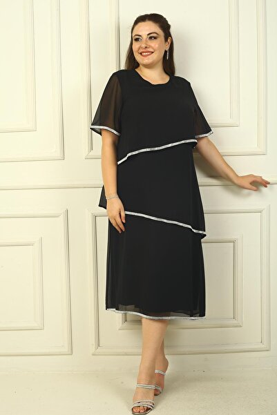 By Saygı 3vrstvé šifonové šaty větší velikosti s kamennými detaily - podšité krátkým rukávem