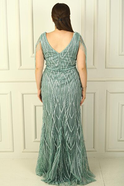 By Saygı Γυναικείο φόρεμα με λαιμόκοψη V σε μεγάλο μέγεθος με λεπτομέρεια από πέτρα και χάντρες