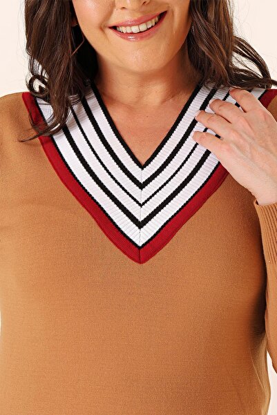 By Saygı Трикотажен пуловер с V-образно деколте с раирани размери