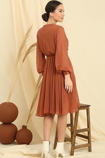 By Saygı Šifonové šaty s dvojitým límcem a dlouhým rukávem