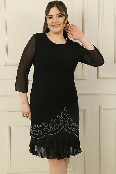By Saygı Κρεπ φόρεμα Plus Size με μανίκια και σιφόν πλισέ και πέτρινη λεπτομέρεια
