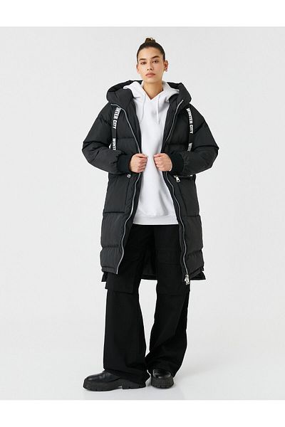 Koton Long Puffer Jacket Kapsa na zip Detailní vytištěný slogan s kapucí