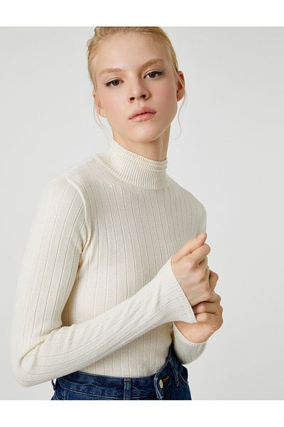 Koton Şahika Ercümen – Gerippter Strickpullover mit halbem Rollkragen