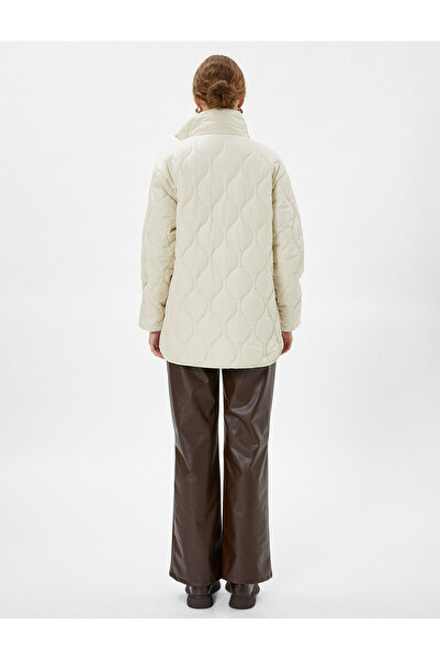 Koton Kapitone Mont Fermuarlı Cepli Yırtmaç Detaylı