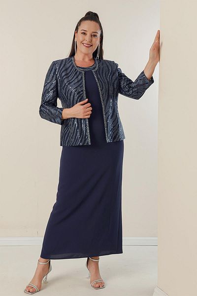 By Saygı Zweiteiliges Set mit Paillettenjacke, gefüttertem Kreppkleid mit Halbmondärmeln und Übergröße