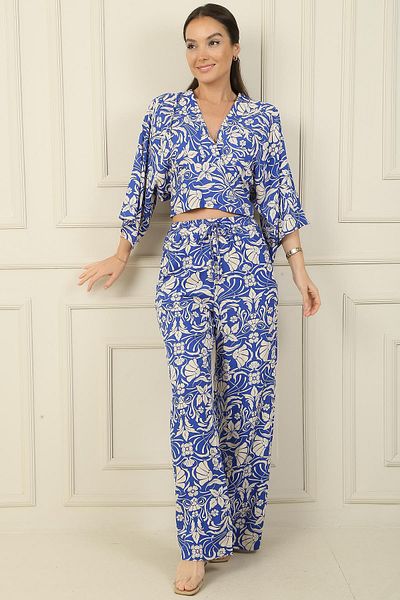 By Saygı Crop Top cu decolteu în V și pantaloni Palazzo cu buzunare cu model floral - Set de 2