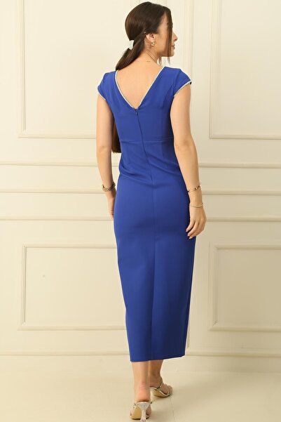 By Saygı V-подібний виріз, подвійні рукави, камінням прикрашений розріз посередині сукні