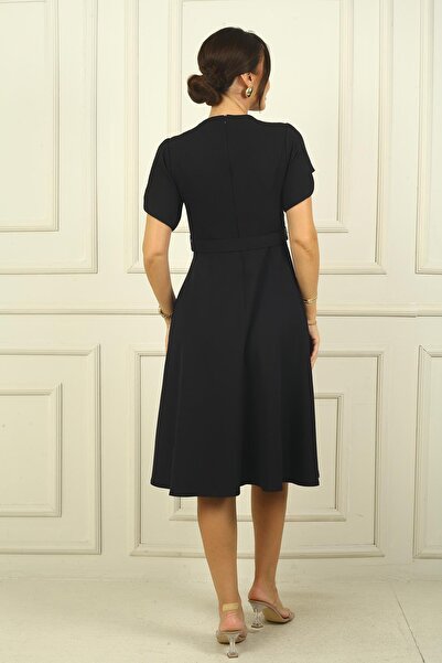 By Saygı Detailní šaty s výstřihem do V - pasem s páskem