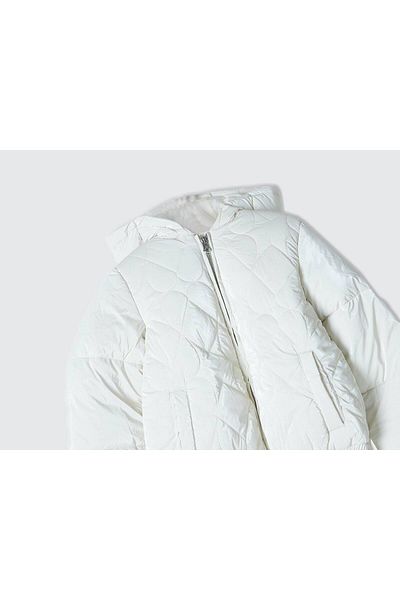 United Colors of Benetton Jachetă de puf artificială matlasată în față crem pentru fete, cu închidere cu fermoar