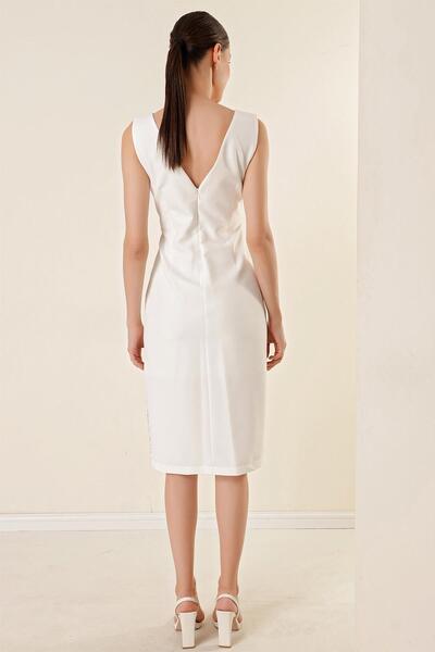 By Saygı Sukienka z koronkową aplikacją z jednej strony, z drapowanym przodem i podszewką.