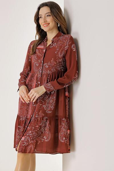 By Saygı Vzorované plisované viskózové krepové šaty s předním šátkem na knoflíky