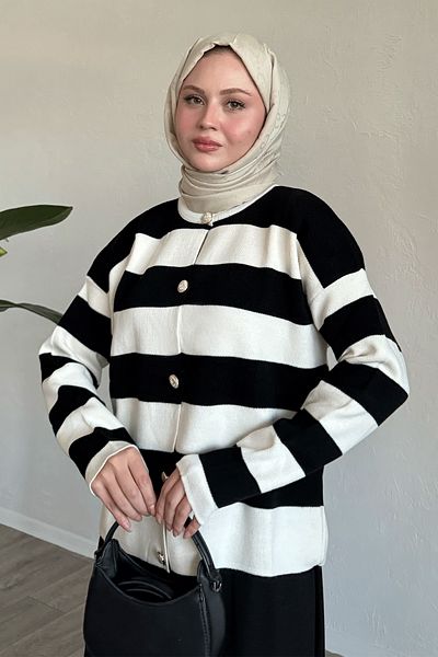 InStyle سترة تريكو مخططة بأزرار ذهبية