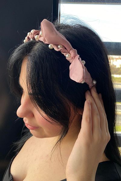 TAKIŞTIR تاج مزين باللؤلؤ مع شكل شريطي باللون الوردي