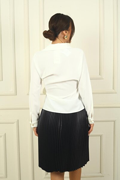 By Saygı Блуза от сатениран креп - двуредна яка и детайл с копчета на ръкава