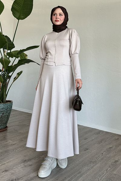 InStyle بدلة تنورة بأكمام سمكة باللون البيج