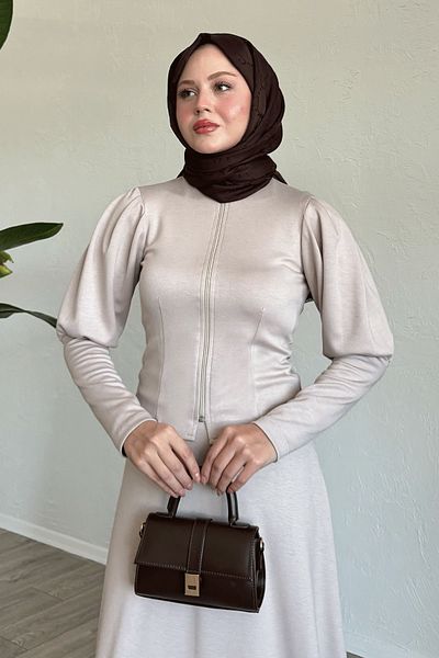 InStyle بدلة تنورة بأكمام سمكة باللون البيج