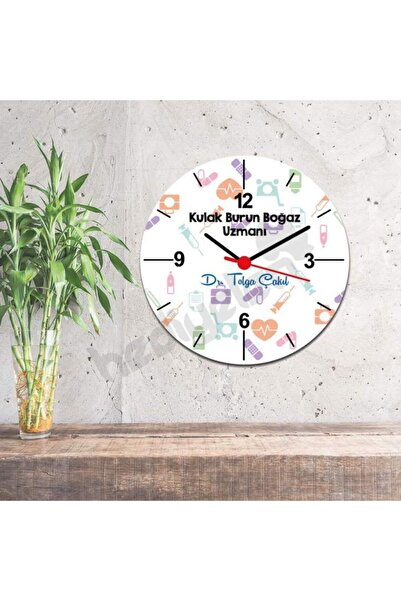 Hediyelen Zidni sat sa likom muškog otorinolaringologa