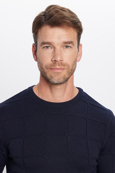 Tudors Marineblauer Strickpullover für Herren mit schmaler Passform und Rundhalsausschnitt und quadratischem Muster