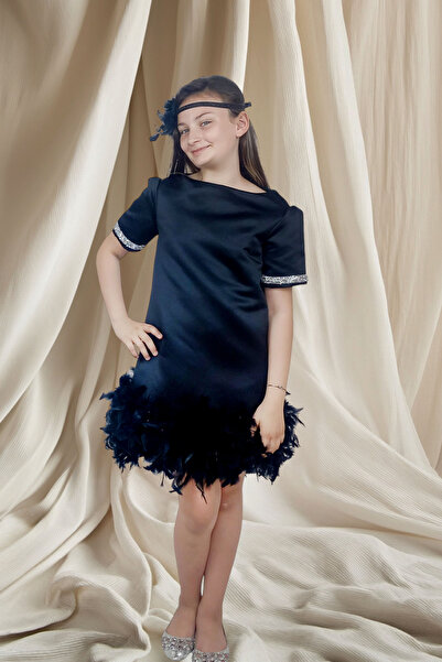 GİST Kız Çocuk Siyah Saten Kısa Kollu Etek Ucu Tüy Otriş Detaylı Abiye