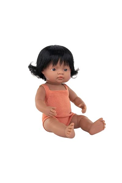 Miniland Papusa 38 cm, fetita latino, imbracata in salopeta tricotata