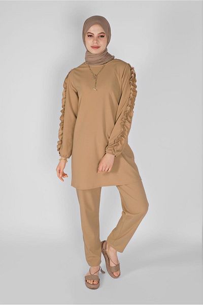 TRENDTESETTÜR بدلة بنطلون نسائية ذات تفاصيل مكشكشة باللون البني (CAMEL) 6956