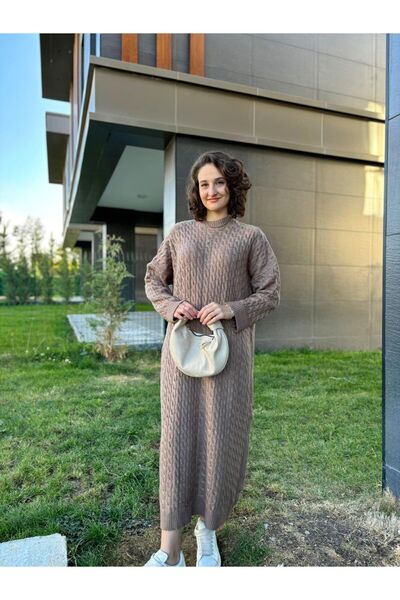 Butik Дълга рокля с плитка коса