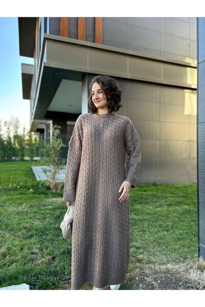 Butik Дълга рокля с плитка коса