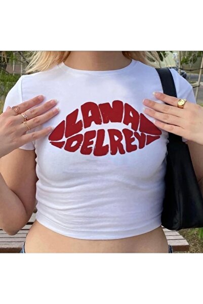 Violon بلوزة قصيرة بيضاء مطبوعة بنص من Lana Del Rey باللون الأحمر