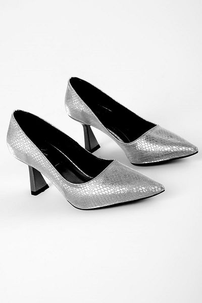 Lal Shoes & Bags حذاء نسائي بكعب مدبب منقوش على شكل قرص العسل من Kerly - أنثراسايت