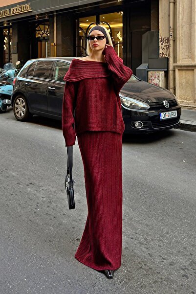 Swist Gestrickter Pullover- Und Rock-Set Mit Madonna-Kragen in Burgunderrot