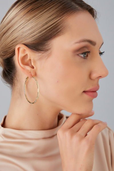 Lina Tia Kadın Çizgi Desenli Model Altın Kaplama Çelik Rodyum Kaplama Orta Boy İnce Çember Kombin Küpe