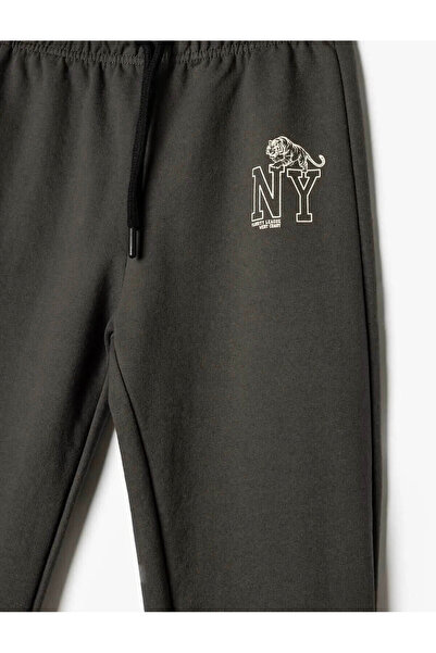 Koton Момчешки спортни панталони с връзки в талията и детайли с градски принт, цвят антрацит 5WKB40015TK