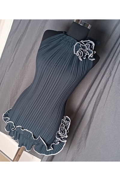 AMORE PASSİON Siyah Plise Kumaş Boyundan Bağlamalı Sırtı Kapalı Gül Detaylı Tasarım Elbise