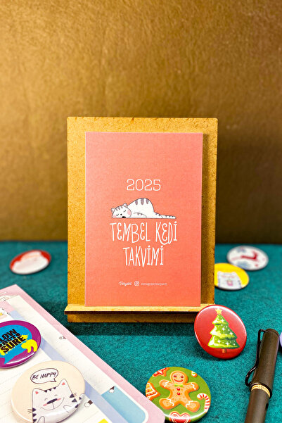 Varyant Tembel Kedi Masa Takvimi - 2026 Ahşap Kaide 12 Yaprak Renkli Ve Eğlenceli Aylık Takvim