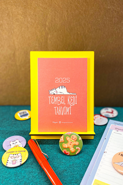 Varyant Tembel Kedi Masa Takvimi - 2026 Ahşap Kaide 12 Yaprak Renkli Ve Eğlenceli Aylık Takvim