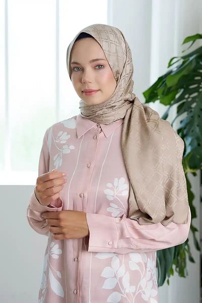 Madame Polo Συλλογή με τετράγωνο σχέδιο χρώματος μπεζ Timeless