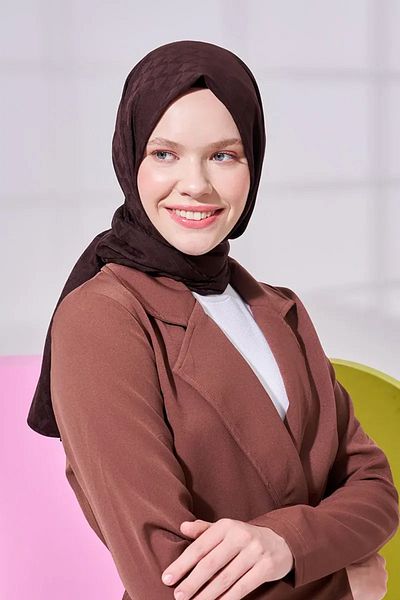 Madame Polo Копринен жакардов шал Lara с геометричен мотив - горчиво кафяв
