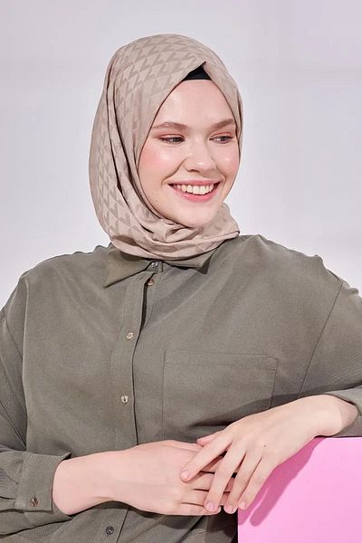 Madame Polo Ροζ Sena Silky Jacquard Lara Shawl με γεωμετρικά σχέδια - Σκούρο Μπεζ