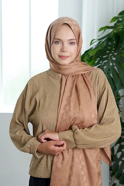 Madame Polo Αιχμήλευρη συλλογή με τετράγωνο σχέδιο Latte