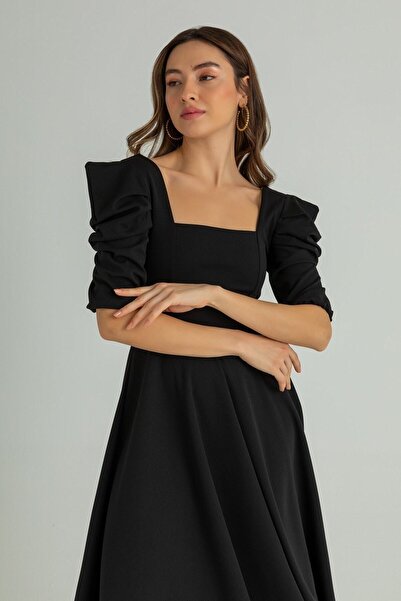 lovebox Dámské černé šaty z krepové látky s krátkým rukávem a čtvercovým límcem v midi délce 080