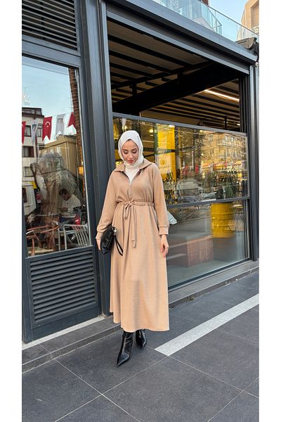 Tesettür Diyarı Μπεζ Φόρεμα Hijab - Πλεκτό ύφασμα με ραβδώσεις και λεπτομέρεια με φερμουάρ