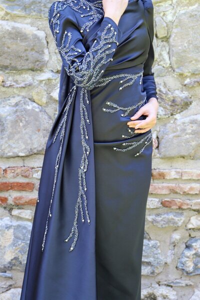 Feriha Sarıoğlu 2308 Dik Yaka Drape Taş Ve Boncuk İşleme Kuyruklu Saten Abiye LACİVERT
