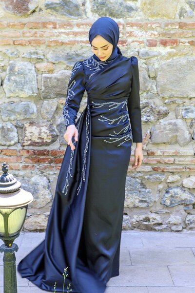 Feriha Sarıoğlu 2308 Dik Yaka Drape Taş Ve Boncuk İşleme Kuyruklu Saten Abiye LACİVERT