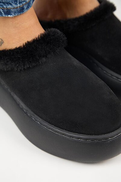 Manijero Γυναικείες μαύρες παντόφλες από γνήσιο δέρμα Miranda με γούνα στο εσωτερικό