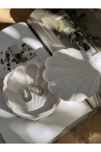 Mandalin Art Studio Oyster Shaped Decorative Box| White